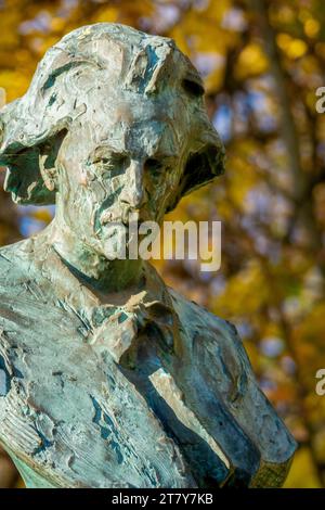 Wrocław, Polonia - 16.11.2023: Il monumento Ignacy Jan Paderewski a Wrocław è stato un politico, pianista e compositore polacco Foto Stock