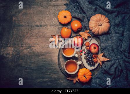 Tazza di tè caldo con zucche e frutta autunnale. Happy Thanksgiving e Hello Fall. Foto Stock