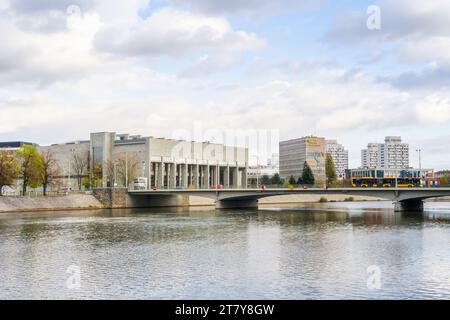 Wrocław, Polonia - 16.11.2023: Biblioteca dell'Università di Wrocław con il Ponte della Pace Foto Stock