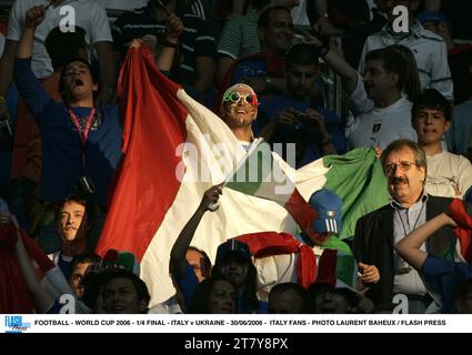 CALCIO - WORLD CUP 2006 - 1/4 FINAL - ITALIA / UCRAINA - 30/06/2006 - ITALIA FANS - FOTO LAURENT BAHEUX / FLASH PRESS Foto Stock