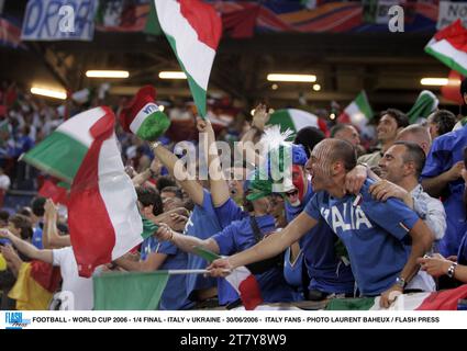 CALCIO - WORLD CUP 2006 - 1/4 FINAL - ITALIA / UCRAINA - 30/06/2006 - ITALIA FANS - FOTO LAURENT BAHEUX / FLASH PRESS Foto Stock