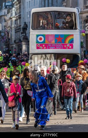 CCA Art Bus alla processione 2023 del Lord Mayor's Show a Poultry, nella City di Londra, Regno Unito Foto Stock