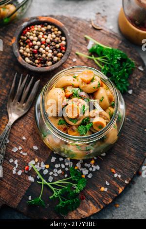 Funghi sott'aceto fatti in casa in un barattolo con spezie Foto Stock