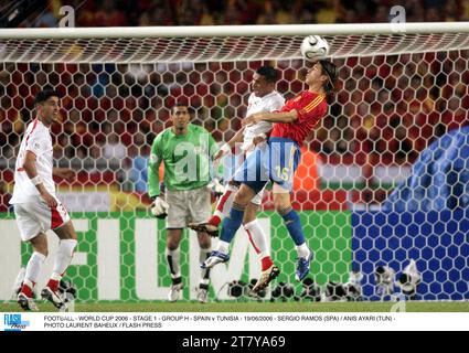 CALCIO - COPPA DEL MONDO 2006 - FASE 1 - GRUPPO H - SPAGNA / TUNISIA - 19/06/2006 - SERGIO RAMOS (SPA) / ANIS AYARI (TUN) - FOTO LAURENT BAHEUX / FLASH PRESS Foto Stock