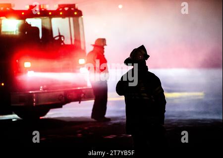 Vigili del fuoco in azione per combattere una fiammata spettacolare presso il Lumberyard RK Miles a Montpelier, Vermont, New England, USA. Foto Stock