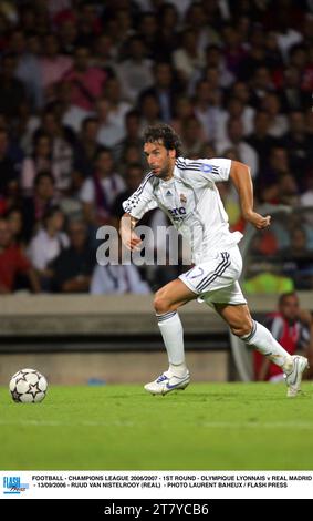 CALCIO - CHAMPIONS LEAGUE 2006/2007 - 1° TURNO - OLYMPIQUE LYONNAIS CONTRO REAL MADRID - 13/09/2006 - RUUD VAN NISTELROOY (REAL) - FOTO LAURENT BAHEUX / FLASH PRESS Foto Stock