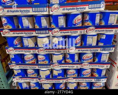 BAXTER, Minnesota - 24 giu 2023: Lattine di Crisco tutti gli accorciamenti vegetali in esposizione e in vendita presso il negozio Costco. Foto Stock