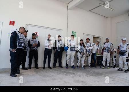 La dottoressa Ana Belem Garcia Sierra, Chief Medical Officer, riassume il suo team, Mexican City Grand Prix, Messico, 26 ottobre 2023. Crediti: Lexie Harrison-Cripps Foto Stock