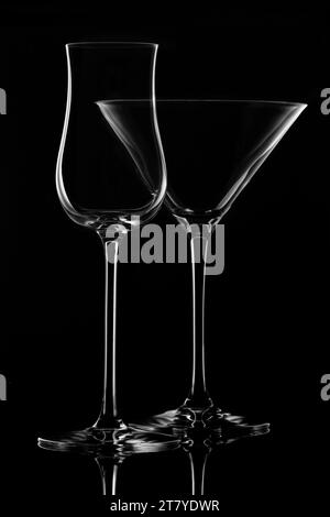 Bicchiere da vino vuoto su sfondo nero. Bicchiere di vino per un drink su sfondo nero. Silhouette bianca di un vetro. Foto Stock