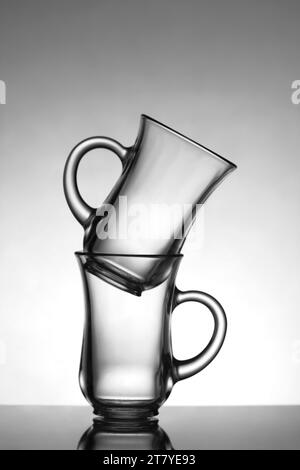 Due bicchieri da tè trasparenti vuoti si trovano uno accanto all'altro su  uno sfondo chiaro. Concentratevi sull'impugnatura. Spazio giusto per il  testo o il disegno Foto stock - Alamy