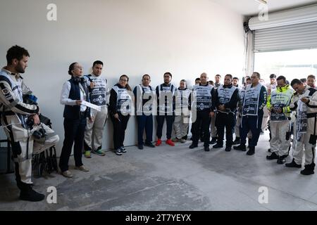 La dottoressa Ana Belem Garcia Sierra, Chief Medical Officer, riassume i membri del suo team, Mexican City Grand Prix, Messico, 27 ottobre 2023. Crediti: Lexie Harrison-Cripps Foto Stock