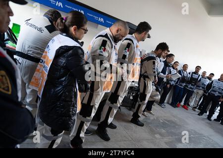 La dottoressa Ana Belem Garcia Sierra, Chief Medical Officer, riassume i membri del suo team, Mexican City Grand Prix, Messico, 27 ottobre 2023. Crediti: Lexie Harrison-Cripps Foto Stock