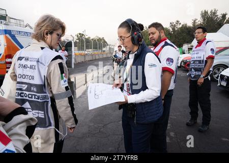 La dottoressa Ana Belem Garcia Sierra, Chief Medical Officer, distribuisce i suoi medici nei loro posti lungo la pista, Mexican City Grand Prix, Messico, 27 ottobre 2023. Crediti: Lexie Harrison-Cripps Foto Stock