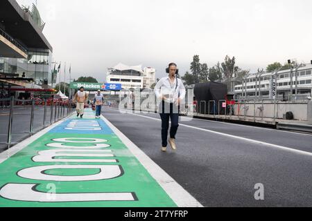 Il dottor Ana Belem Garcia Sierra, Chief Medical Officer, corre attraverso la pit Lane prima di un'ispezione da parte della FIA, Mexican City Grand Prix, Messico, 27 ottobre 2023. Crediti: Lexie Harrison-Cripps Foto Stock