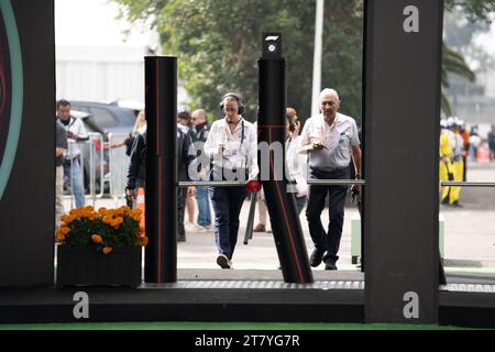 Il dottor Ana Belem Garcia Sierra, Chief Medical Officer, attraversa l'ingresso nel paddock, superando i fotografi che aspettano di prendere i piloti al loro arrivo, Mexican City Grand Prix, Messico, 27 ottobre 2023. Crediti: Lexie Harrison-Cripps Foto Stock