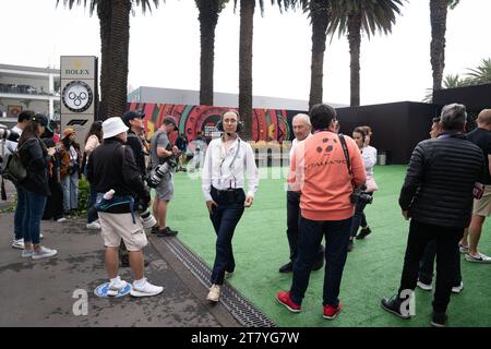 Il dottor Ana Belem Garcia Sierra, Chief Medical Officer, attraversa l'ingresso nel paddock, superando i fotografi che aspettano di prendere i piloti al loro arrivo, Mexican City Grand Prix, Messico, 27 ottobre 2023. Crediti: Lexie Harrison-Cripps Foto Stock