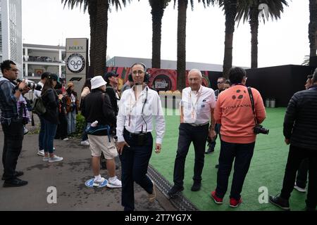 Il dottor Ana Belem Garcia Sierra, Chief Medical Officer, attraversa l'ingresso nel paddock, superando i fotografi che aspettano di prendere i piloti al loro arrivo, Mexican City Grand Prix, Messico, 27 ottobre 2023. Crediti: Lexie Harrison-Cripps Foto Stock