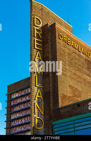 La torre delle pinne in stile art deco all'esterno del Dreamland Cinema a Margate, Kent, Inghilterra, progettata da Julian Rudolph Leathart e W.F. Granger, ha aperto nel 1935 Foto Stock