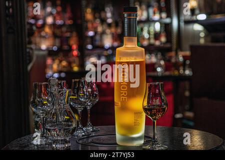 Octomore super pesantemente tormentata Islay single malt range al Bertie's Whisky Bar, Fife Arms, Braemar, Scozia. Foto Stock