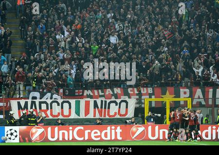 I giocatori dell'AC Milan festeggiano il primo gol durante la partita di calcio del gruppo H di UEFA Champions League 2013/2014 tra l'AC Milan e il FC Barcelona il 22 ottobre 2013 a Milano, Italia. Foto massimo Cebrelli / DPPI Foto Stock