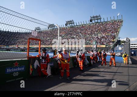 I membri del team di pista guardano gli schermi dopo che la gara è segnalata in rosso per consentire ai marescialli di cancellare la vettura di Kevin MagnussenÕs dopo un incidente durante il giro 33, Mexican City Grand Prix, Messico, 28 ottobre 2023. Crediti: Lexie Harrison-Cripps Foto Stock