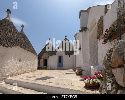 Vista panoramica di Alberobello, il famoso villaggio di Trulli in Puglia, Italia meridionale. Foto Stock