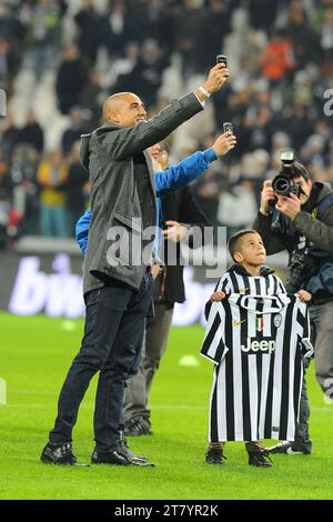 David Trezeguet ex giocatore della Juventus scatta foto prima del campionato italiano di serie A 2013/2014 tra la Juventus e LA AS Roma allo Juventus Stadium il 5 gennaio 2014 a Torino. Foto massimo Cebrelli/DPPI Foto Stock