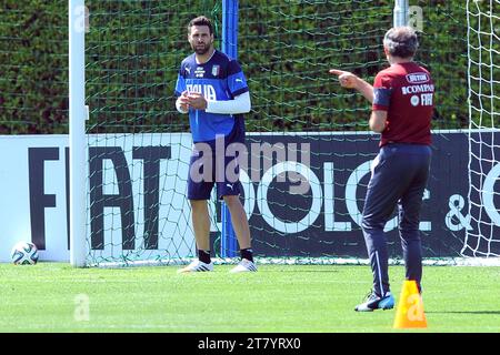 COVERCIANO (FI), ITALIA - 20 MAGGIO: Salvatore Sirigu portiere dell'Italia durante la prima sessione di allenamento per preparare il campionato del mondo in Brasile il 20 maggio 2014 a Coverciano (Fi), Italia. Foto di massimo Cebrelli/DPPI Foto Stock