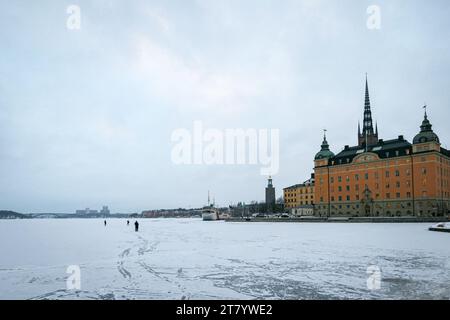 Vista degli edifici in città durante l'inverno Foto Stock