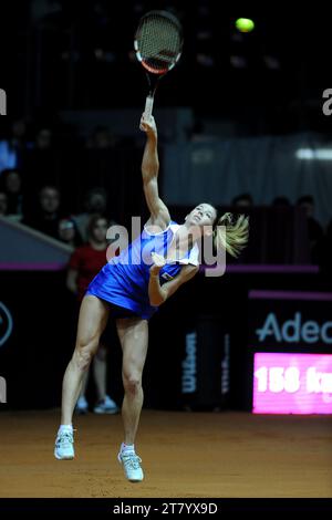 L'italiana Camila Giorgi serve contro la francese Alize Cornet durante il primo turno della Fed Cup 2015, partita tra Italia e Francia allo stadio 105 il 7 gennaio 2015 a Genova. Foto massimo Cebrelli/DPPI Foto Stock