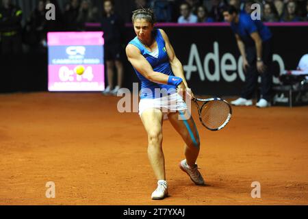 L'italiana Sara Errani gioca un backhand contro la francese Caroline Garcia durante il primo round della Fed Cup 2015, partita tra Italia e Francia allo Stadio 105 il 7 gennaio 2015 a Genova. Foto massimo Cebrelli/DPPI Foto Stock