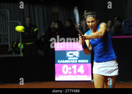 L'italiana Sara Errani gioca un backhand contro la francese Caroline Garcia durante il primo round della Fed Cup 2015, partita tra Italia e Francia allo Stadio 105 il 7 gennaio 2015 a Genova. Foto massimo Cebrelli/DPPI Foto Stock