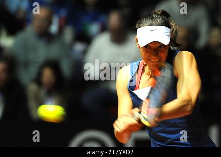 La francese Caroline Garcia gioca un backhand contro l'italiana Sara Errani durante il primo turno della Fed Cup 2015, partita tra Italia e Francia allo stadio 105 il 7 gennaio 2015 a Genova. Foto massimo Cebrelli/DPPI Foto Stock