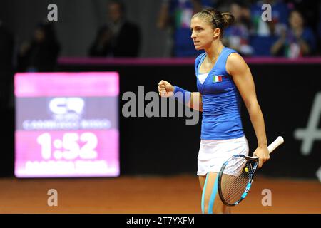 L'italiana Sara Errani celebra la vittoria contro la francese Caroline Garcia durante il primo round della Fed Cup 2015 partita tra Italia e Francia allo Stadio 105 il 7 gennaio 2015 a Genova. Foto massimo Cebrelli/DPPI Foto Stock