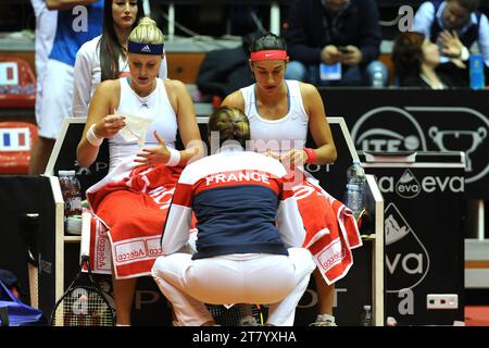 Amelie Mauresmo allenatore francese parla con Katrina Mladenovic e Caroline Garcia durante il doppio contro l'Italia per il primo round della Fed Cup 2015 partita tra Italia e Francia allo Stadio 105 l'8 gennaio 2015 a Genova. Foto massimo Cebrelli/DPPI Foto Stock