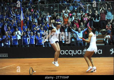 Katrina Mladenovic e Caroline Garcia della Francia celebrano la vittoria contro l'Italia per il primo round della Fed Cup 2015 partita tra Italia e Francia allo Stadio 105 l'8 gennaio 2015 a Genova. Foto massimo Cebrelli/DPPI Foto Stock