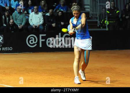 L'italiana Sara Errani gioca un backhand contro la francese Caroline Garcia durante il primo round della Fed Cup 2015, partita tra Italia e Francia allo Stadio 105 il 7 gennaio 2015 a Genova. Foto massimo Cebrelli/DPPI Foto Stock