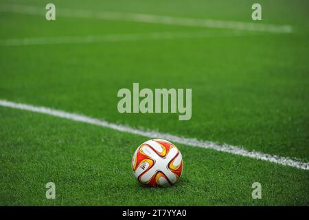 Il pallone ufficiale della UEFA Europa League durante il turno di partita di calcio della UEFA Europa League di 16 andata tra FC Internazionale e VfL Wolfsburg il 19 marzo 2015 allo stadio Giuseppe Meazza di Milano, Italia. Foto massimo Cebrelli / DPPI Foto Stock