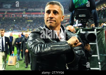 Hernan Crespo ex giocatore dell'Inter Milan colpisce il petto incoraggiando i suoi tifosi prima durante il campionato italiano di serie A partita di calcio tra FC Internazionale e AC Milan il 19 aprile 2015 allo Stadio Giuseppe Meazza di Milano. Foto massimo Cebrelli / DPPI Foto Stock