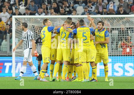 I giocatori dell'AC Chievo Verona festeggiano il gol di apertura della loro squadra segnato da Perparim Hetemaj durante il campionato italiano di serie A 2015/2016 tra Juventus FC e AC Chievo Verona allo Juventus Stadium il 12 settembre 2015 a Torino, Italia - foto massimo Cebrelli / DPPI Foto Stock