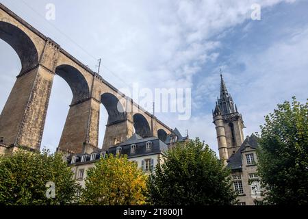 La guglia di Eglise Saint-Melaine sotto il viadotto ferroviario nel centro della città di Morlaix, Bretagna, Francia Foto Stock