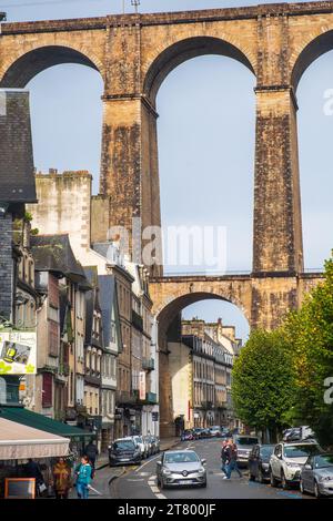 Place des Otages sotto il viadotto ferroviario nel centro di Morlaix, Bretagna, Francia Foto Stock