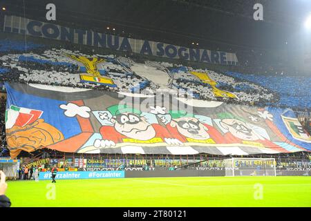 I tifosi dell'Inter Milan mostrano uno striscione contro i tifosi della Juventus FC prima della partita di campionato italiano di serie A tra l'Inter Milan e la Juventus FC il 18 ottobre 2015 allo Stadio Giuseppe Meazza di Milano. Foto massimo Cebrelli / DPPI Foto Stock