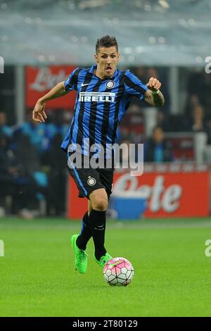 Stevan Jovetic dell'Inter Milan in azione durante la partita di campionato italiano di serie A tra l'Inter Milan e la Juventus FC il 18 ottobre 2015 allo Stadio Giuseppe Meazza di Milano. Foto massimo Cebrelli / DPPI Foto Stock