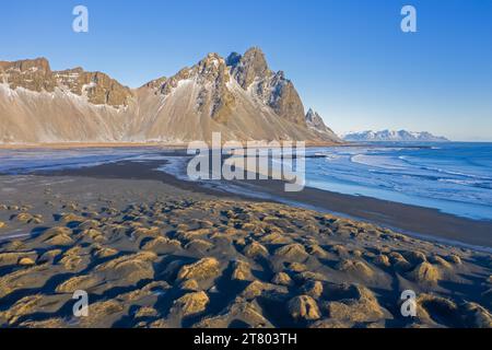 Vestrahorn / Vesturhorn, montagna di ghiaia fatta di rocce di gabbro e granofire, parte della catena montuosa Klifatindur a Stokksnes in inverno, Islanda Foto Stock
