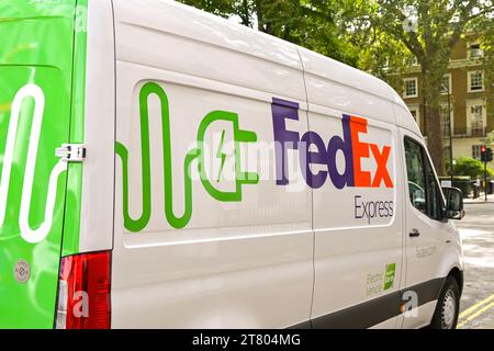 Londra, Inghilterra, Regno Unito - 22 agosto 2023: Vista laterale di un furgone di consegna elettrico utilizzato dalla società di corriere FedEx Express. Foto Stock