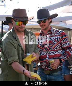 il parco divertimenti per adulti e bambini passeggia sullo sfondo dello swing. le persone comprano i biglietti passano del tempo con la famiglia. Grande folla di canadesi in vacanza che indossa un cappello da cowboy Canada Vancouver 09.09.2023 Foto Stock