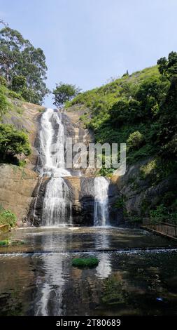 Splendida vista panoramica delle cascate di kodaikanal Silver. Situato nella migliore attrazione turistica per famiglie, amici e luna di miele Foto Stock