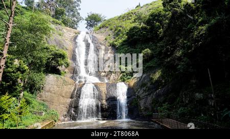 Splendida vista panoramica delle cascate di kodaikanal Silver. Situato nella migliore attrazione turistica per famiglie, amici e luna di miele Foto Stock