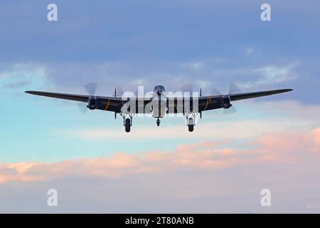 Battle of Britain Memorial Flight (BBMF) Lancaster Bomber in avvicinamento finale in un tramonto mozzafiato presso la RAF Coningsby, Lincolnshire, Inghilterra 26.07.2020 Foto Stock